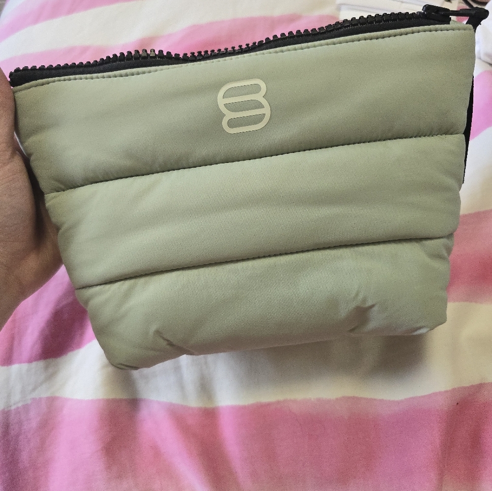 Aritzia  super puff  pouch (PRICE FIRM)